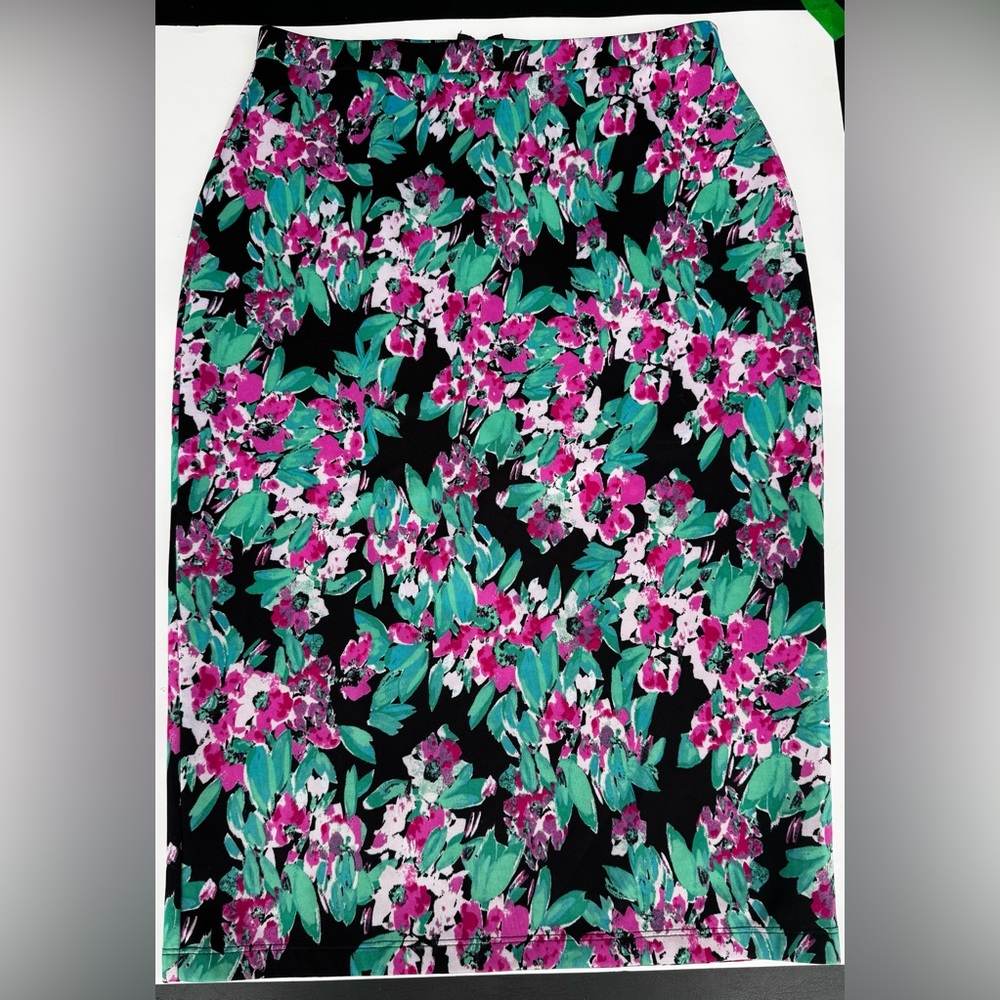 Elegant Floral Pencil Skirt seize medium never worn I ❤️ ronson